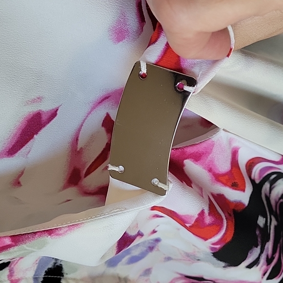 Sleeveless Blouse - Picture 4 of 6